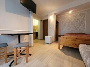 - une chambre avec un lit, une table et des chaises dans l'établissement Przy Deptaku, à Mielno