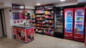 una tienda de cocacola con una máquina de refrescos en una tienda en Apto beira mar no coração da cidade, en João Pessoa