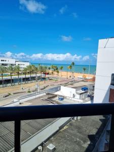 un apartamento en condominio con vistas a la playa desde el balcón en Apto beira mar no coração da cidade, en João Pessoa