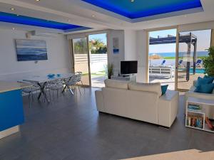 Villa Sunshine في شاطئ مازوتوس: غرفة معيشة مع أريكة وطاولة