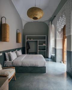 sypialnia z łóżkiem i kanapą w obiekcie Riad no37 w Marakeszu