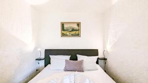 フュッセンにあるAppartement Edelweißのベッドルーム1室(白いシーツと枕のベッド1台付)