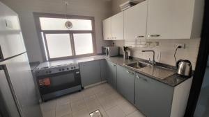 Kitchen o kitchenette sa Mona chalet "Families only" عائلات فقط