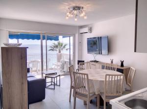 - une cuisine et une salle à manger avec une table et des chaises dans l'établissement Résidence de la mer, à Juan-les-Pins