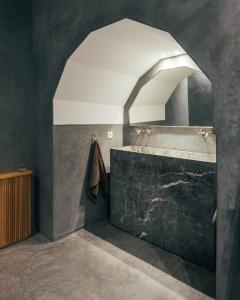 uma casa de banho com um balcão de mármore preto num quarto em Riad no37 em Marraquexe