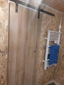 Pokój z drabiną i ścianą z drzwiami w obiekcie Appartement comme à la maison w mieście Bourbonne-les-Bains +2 zdjęcia