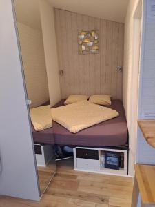 Habitación pequeña con cama en habitación pequeña en Joli studio au calme dans un jardin privatif, en Ouistreham