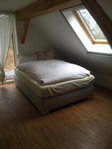 Ένα ή περισσότερα κρεβάτια σε δωμάτιο στο Wunderschönes Bauernhaus an der Elbe