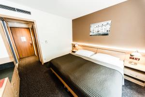 Postel nebo postele na pokoji v ubytování Archibald City