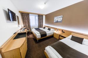 布拉格的住宿－阿茨巴城市酒店，酒店客房设有两张床和电视。