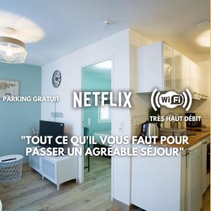 uma cozinha com armários brancos e uma bancada em Cosy Aulnay- Paris Nord-Expo Villepinte em Aulnay-sous-Bois