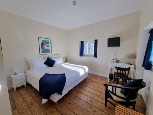 a bedroom with a bed and a desk and a chair at Le Rodin Bazas in Bazas