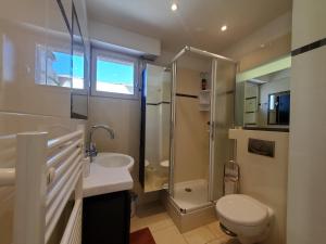Kúpeľňa v ubytovaní Port FREJUS T2 39m2 climatise Belle terrasse Balcon