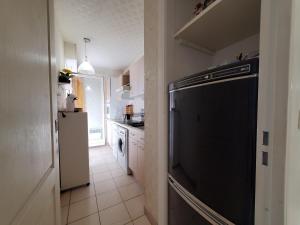 Kuchyňa alebo kuchynka v ubytovaní Port FREJUS T2 39m2 climatise Belle terrasse Balcon