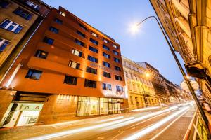ulica miejska z budynkiem i światłem ulicznym w obiekcie Archibald City w Pradze