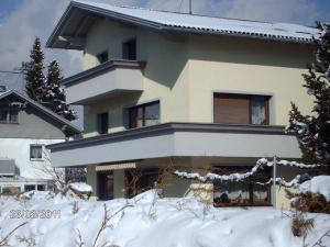 ein Haus mit Schnee davor in der Unterkunft Ferienwohnung Traudl Singer in Innsbruck