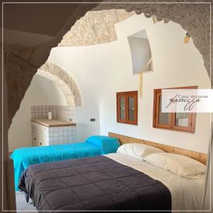 een slaapkamer met 2 bedden in een kamer bij Trulli Casalini civico 27 in Alberobello