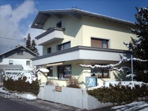 una casa blanca con una valla delante en Ferienwohnung Traudl Singer, en Innsbruck