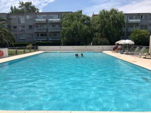 dos personas en una piscina en un edificio en La Mora te enamora! Apart Tigre en Tigre