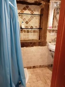 A bathroom at Casetta papacqua