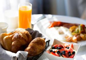 una mesa con un plato de comida y un vaso de zumo de naranja en Holiday Inn Dayton/Fairborn I-675, an IHG Hotel, en Fairborn