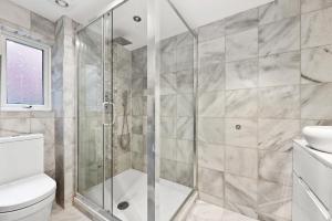 伦敦Hampstead Opulence Apartment - Luxurious Split Level Property的带淋浴和卫生间的浴室 更多25张照片
