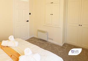 1 dormitorio con 1 cama con 2 toallas en Luke Stays - Albert St, Chilton en Chilton