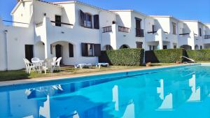 une villa avec une piscine en face d'une maison dans l'établissement VACAY Villa Carmen, ideal para desconectar, muy tranquilo!, à L'Escala