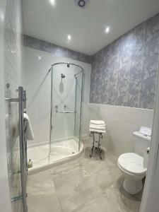 bagno con doccia e servizi igienici. di West End Townhouse a Edimburgo