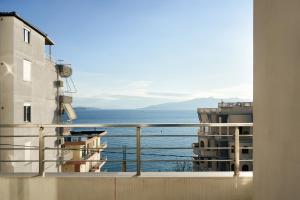 een balkon met uitzicht op de oceaan bij The Garrison Apartment in Sarandë
