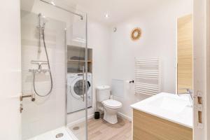 La salle de bains est pourvue d'une douche, de toilettes et d'un lavabo. dans l'établissement Au Paradis de Sologne, à Romorantin-Lanthenay