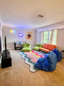 Perfect Fun House to Visit Theme Parks في Lake Alfred: غرفة معيشة مع كرسي كيس فول وأريكة
