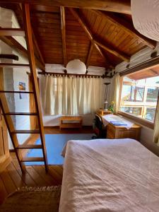 - une chambre avec un lit, un bureau et une échelle dans l'établissement Casa Magnolia, à Cumbayá