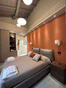 um quarto com uma cama grande e uma parede de madeira em Sogni d'artista em Pietrasanta
