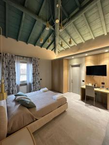 1 dormitorio con 1 cama grande y escritorio en Sogni d'artista, en Pietrasanta