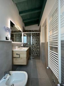 ein Bad mit einem Waschbecken und einem WC. in der Unterkunft Sogni d'artista in Pietrasanta