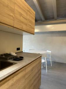 皮耶特拉桑塔的住宿－Sogni d'artista，厨房配有水槽和桌椅