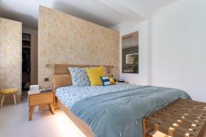 1 dormitorio con 1 cama grande y cabecero de madera en Villa Moderniste d'architecte vue mer en Toulon