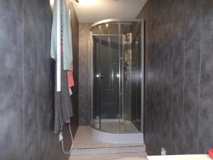 una doccia con porta in vetro in bagno di A la Belle Etoile a Méry-sur-Cher