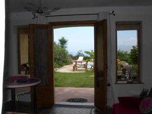 Ogród w obiekcie Petit coin de paradis, vue panoramique mer &montagne, piscine privée...