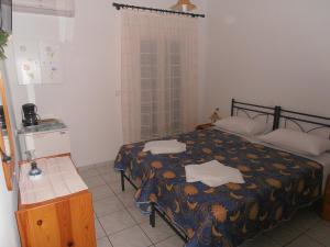 Een bed of bedden in een kamer bij Glaros Rooms