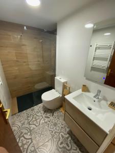 A bathroom at Delta Muga, Piso muy cerca de la playa