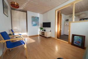 赛比Købmandsgården 1的房间里有一张桌子和几把椅子的客厅