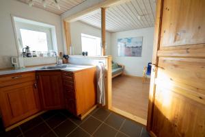 eine Küche mit einer Spüle und einer Arbeitsplatte in der Unterkunft Understedvej 103 in Sæby