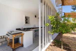 una cocina al aire libre con encimera y fregadero en Villa Moderniste d'architecte vue mer en Toulon