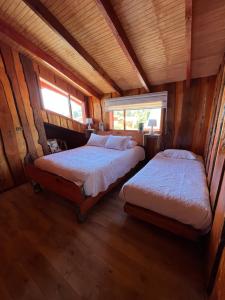 Postel nebo postele na pokoji v ubytování Kumewe Lodge & Cabañas