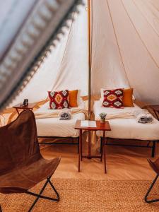 um quarto com duas camas numa tenda em Wander Camp Grand Canyon em Valle