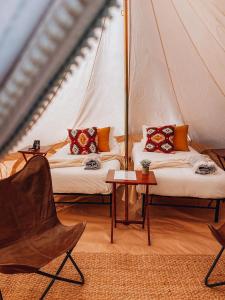 pokój z 2 łóżkami w namiocie w obiekcie Wander Camp Grand Canyon w mieście Valle