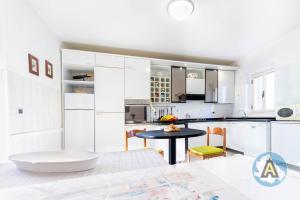 A kitchen or kitchenette at Villino Fonte del Mare