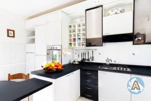 A kitchen or kitchenette at Villino Fonte del Mare